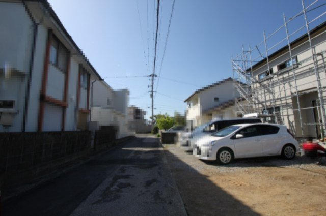 香南市野市町西野　新築戸建　西棟（全2区画）の前面道路含む現地写真|南西側