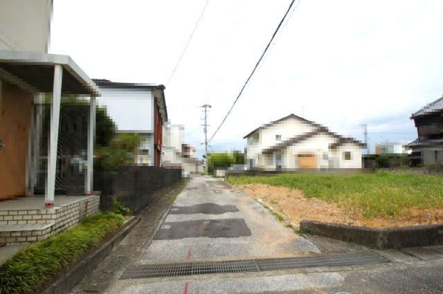 香南市野市町西野　建築条件付き　売土地　東棟　（全2区画）の前面道路含む現地写真