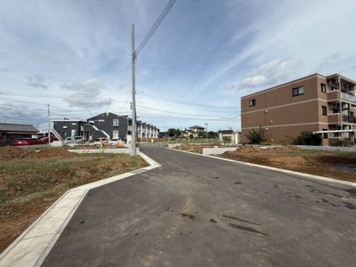 【前面道路含む現地写真】 | 【荒川沖西第2期　現地外観】
※令和7年9月時点