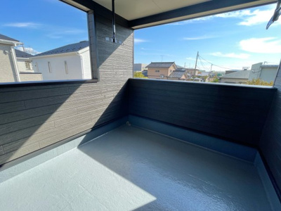 【バルコニー】 | 【新築戸建て】秋田市土崎港北第8 | 開放感あふれるバルコニー、コンセント完備でアウトドアの楽しみ方が広がります♪