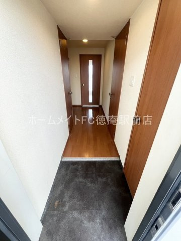 東大阪市高井田西６丁目の賃貸マンションの玄関