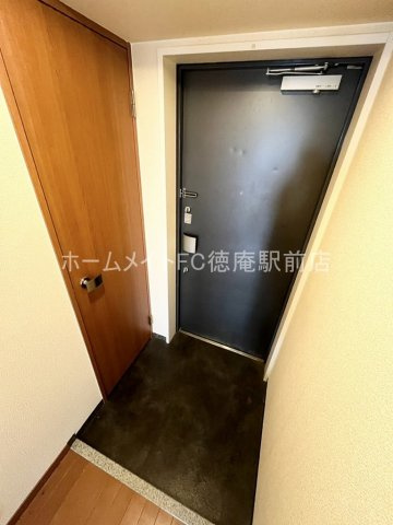 東大阪市高井田西６丁目の賃貸マンションの玄関