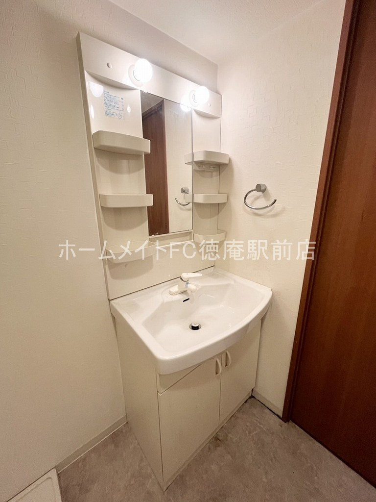 東大阪市高井田西６丁目の賃貸マンションの独立洗面台