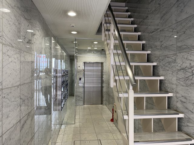 四条新町ビルのエントランス