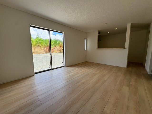 クレイドルガーデン糸満市宇江城 第2・１号棟の居間・リビング|明るく広々としたLDK16帖・対面キッチン