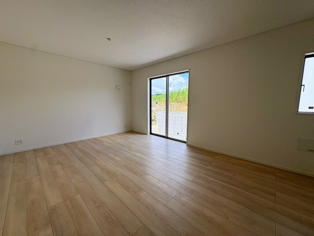 クレイドルガーデン糸満市宇江城 第2・１号棟の居間・リビング|明るく広々としたLDK16帖