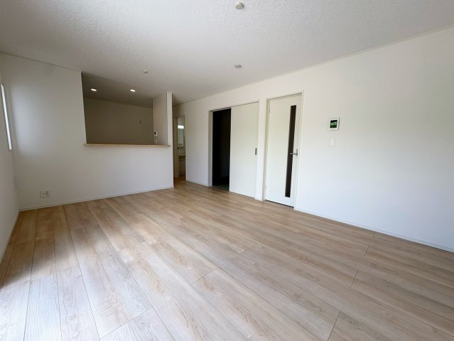 クレイドルガーデン糸満市宇江城 第2・１号棟の洋室|明るく広々としたLDK16帖・+洋風和室5.5帖