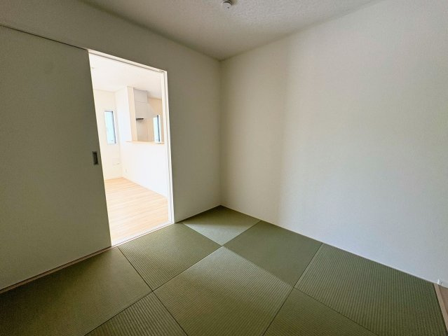 クレイドルガーデン糸満市宇江城 第2・１号棟の和室|リビングに隣接する洋風和室5.5帖