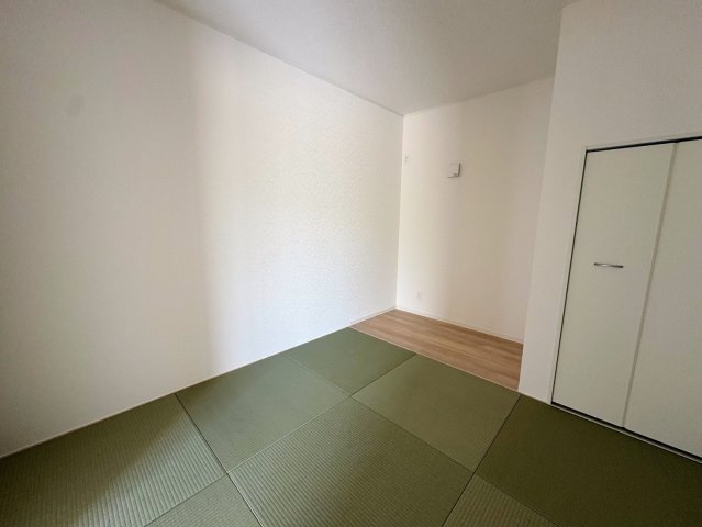 クレイドルガーデン糸満市宇江城 第2・１号棟の和室|生活に和の風情を演出する洋風和室5.5帖・押入れ収納付き