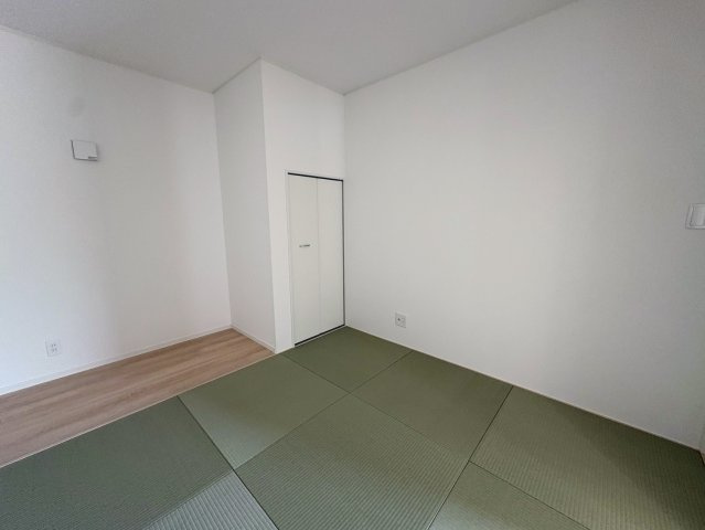 クレイドルガーデン糸満市宇江城 第2・１号棟の和室|生活に和の風情を演出する洋風和室5.5帖・押入れ収納付き