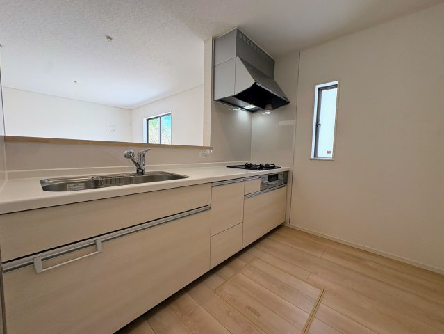 クレイドルガーデン糸満市宇江城 第2・１号棟のキッチン|会話の弾む対面式のシステムキッチン・換気窓＆床下収納付き