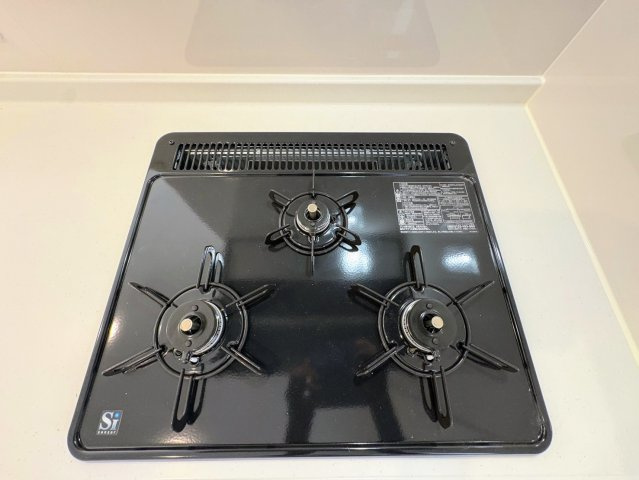 クレイドルガーデン糸満市宇江城 第2・１号棟のキッチン|ガスコンロ３口