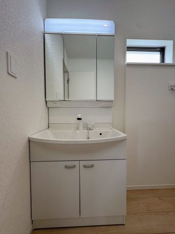 クレイドルガーデン糸満市宇江城 第2・１号棟の独立洗面台|シャワー付き洗面化粧台＆洗濯機置場／換気窓付き