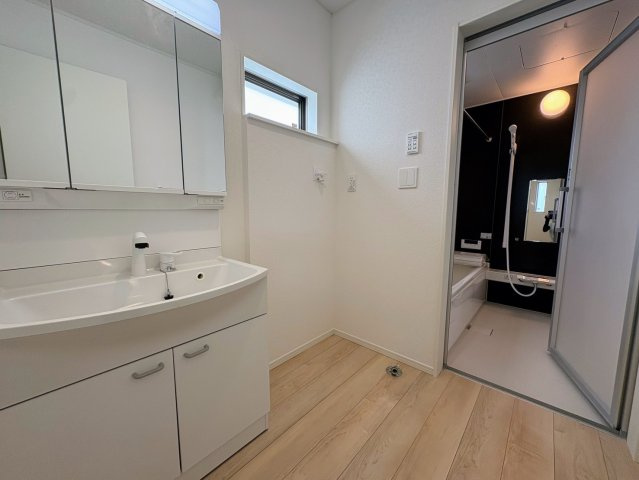 クレイドルガーデン糸満市宇江城 第2・１号棟の独立洗面台|洗面室から浴室への動線