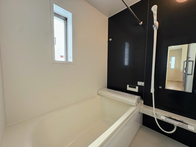 クレイドルガーデン糸満市宇江城 第2・１号棟の浴室|浴室乾燥機付きユニットバス／換気窓＆鏡＆物干し竿付き