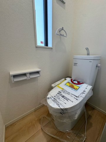 クレイドルガーデン糸満市宇江城 第2・１号棟のトイレ|１階トイレ・換気窓＆収納棚付き／温水洗浄便座