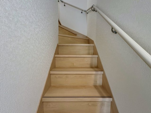 クレイドルガーデン糸満市宇江城 第2・１号棟の内装|手すり付き階段