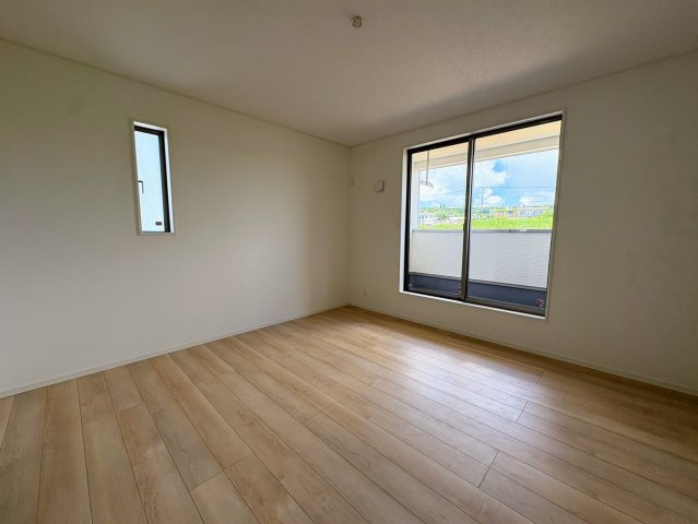 クレイドルガーデン糸満市宇江城 第2・１号棟の洋室|二面採光の２階主寝室８帖・バルコニー出入口付き