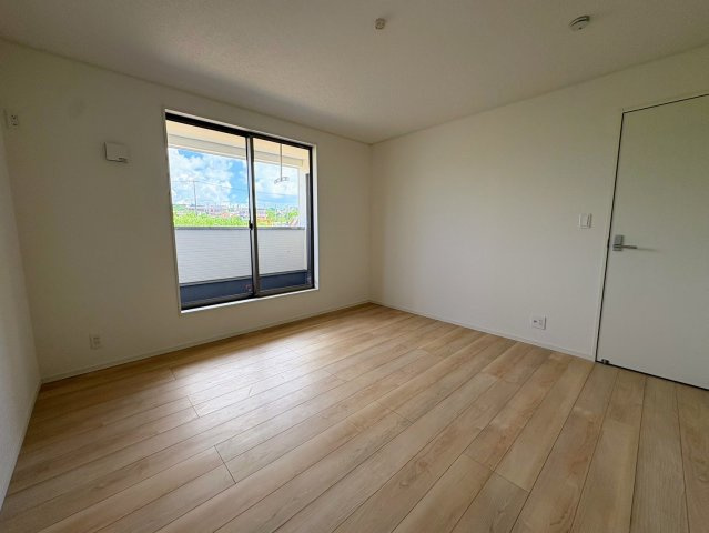 クレイドルガーデン糸満市宇江城 第2・１号棟の洋室|二面採光の２階主寝室８帖・バルコニー出入口付き