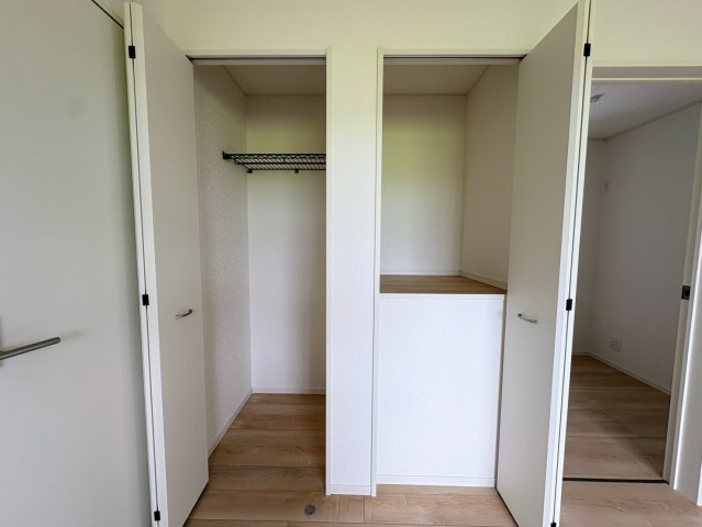 クレイドルガーデン糸満市宇江城 第2・１号棟の収納|２階主寝室８帖に設置されたクローゼット＆物置