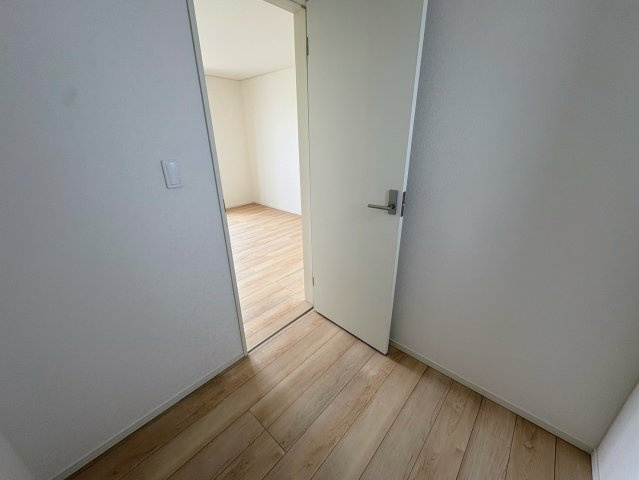 クレイドルガーデン糸満市宇江城 第2・１号棟の洋室|２階主寝室８帖から出入りできるテレワークルーム２帖