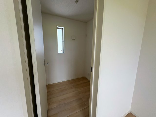 クレイドルガーデン糸満市宇江城 第2・１号棟の洋室|２階主寝室８帖から出入りできるテレワークルーム２帖