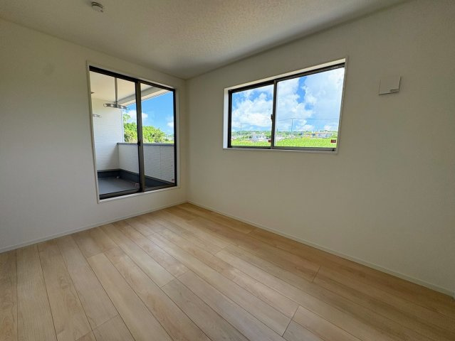 クレイドルガーデン糸満市宇江城 第2・１号棟の洋室|二面採光の２階洋室6.5帖・バルコニー出入口付き