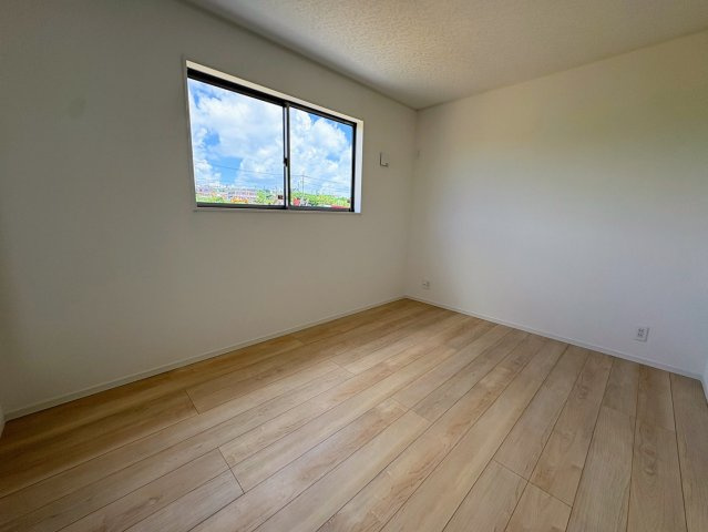 クレイドルガーデン糸満市宇江城 第2・１号棟の洋室|二面採光の２階洋室6.5帖