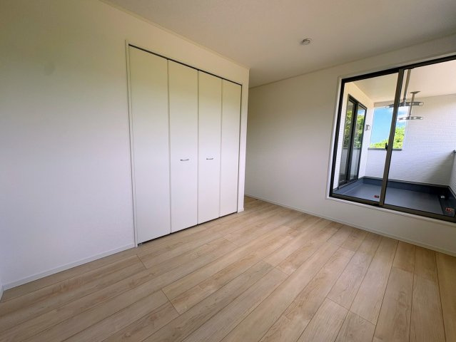 クレイドルガーデン糸満市宇江城 第2・１号棟の洋室|二面採光の２階洋室6.5帖・バルコニー出入口＆クローゼット収納付き