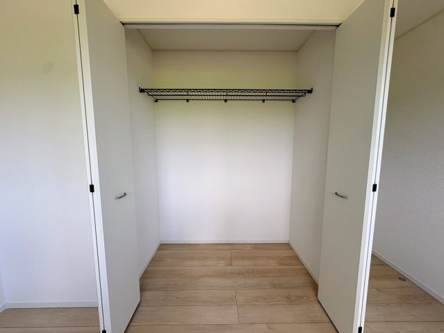 クレイドルガーデン糸満市宇江城 第2・１号棟の収納|２階洋室6.5帖に設置されたクローゼット収納
