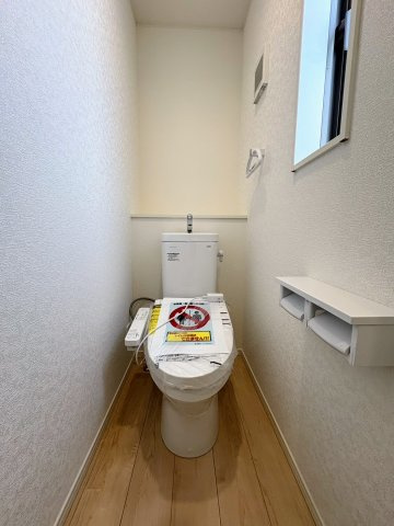 クレイドルガーデン糸満市宇江城 第2・１号棟のトイレ|２階トイレ・換気窓＆収納棚付き／温水洗浄便座