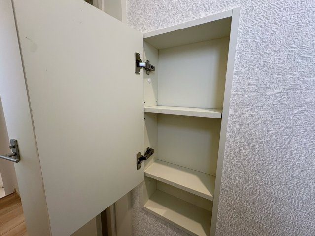 クレイドルガーデン糸満市宇江城 第2・１号棟の収納|２階トイレに設置された便利な収納棚