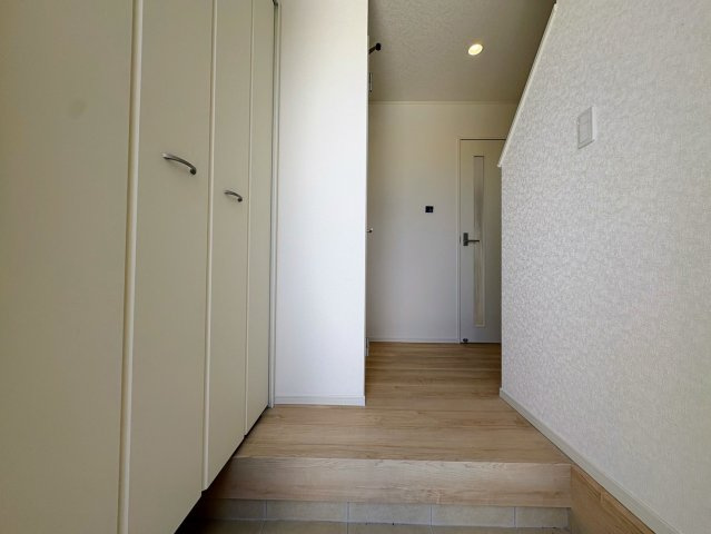 クレイドルガーデン糸満市宇江城 第2・１号棟の玄関|玄関から階段＆リビングへつづく廊下