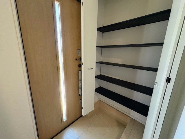 クレイドルガーデン糸満市宇江城 第2・１号棟の収納|可動式棚付きで大容量の天井高シューズクローゼット