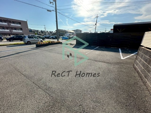 シャーメゾン構の駐車場