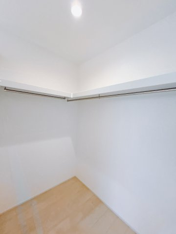 【新築戸建】前橋茂木町第3の収納|大容量のＷＩＣです！お洋服だけでなく靴やバックもしまえます♪大きな鏡と椅子をおくことで無駄な移動をすることなく身支度がすべてこの場所で整います。