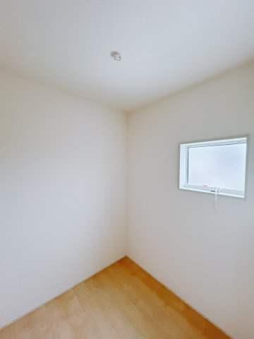【新築戸建】前橋茂木町第3の収納|納戸は収納以外にも活用出来ます。日焼けさせたくない本を置いて書斎にしてもいいですし、オーディオ器具を揃えて音楽鑑賞をする部屋にしてもいいですね♪