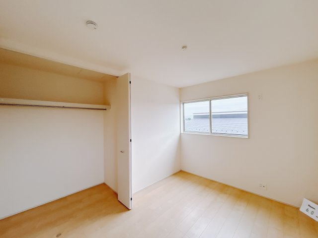 【新築戸建】前橋茂木町第3の洋室|ダブルベッドを置いても充分な広さを2Ｆのお部屋に設けております。お子様と家族みんなで寝るのも夢じゃありません♪窓からは光が差し込むので日中でも明るいお部屋です。