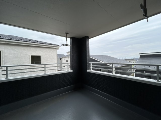【新築戸建】前橋茂木町第3のバルコニー|バルコニーから入る日差しは暖かく、爽快な朝の目覚めを促してくれます♪洗濯物やお布団を干して太陽の香りを吸い込んだお布団で夜はおやすみください。