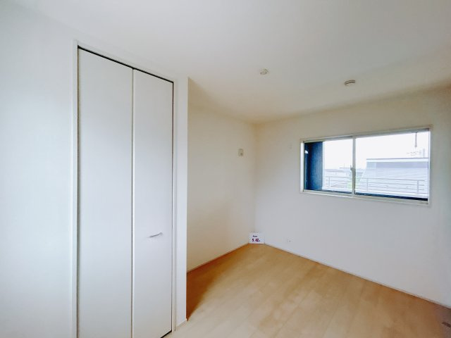 【新築戸建】前橋茂木町第3の洋室|「今日も一日お疲れ様」とご夫婦でゆったりくつろげる寝室。毎日の家事やお仕事に疲れた日はフカフカのベットで癒されてください。テレビや本棚をおいても快適な広さなのが自慢のお部屋です♪