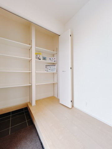 【新築戸建】前橋茂木町第3の玄関|家族みんなの靴が丸々しまえます♪これからお子様が大きくなっても安心ですね。靴をしまって、すっきりとした玄関で開放感も味わえます。