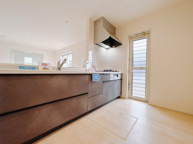 【新築戸建】前橋茂木町第3のキッチン|お料理をしながらお部屋を見渡せることができる対面キッチンを採用。コミュニケーションがとりやすく、家族の絆が深まります。今日の出来事をおしゃべりしながら楽しい時間をお過ごしください♪