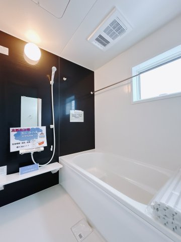 【新築戸建】前橋茂木町第3の浴室|1日の疲れを癒せるお風呂♪足がのばせるほど広いお風呂にはエコベンチも搭載！小さいお子様を座らせれば一緒にお風呂へ入っても安心。浴室暖房乾燥機付きなので洗濯物も乾かせます。