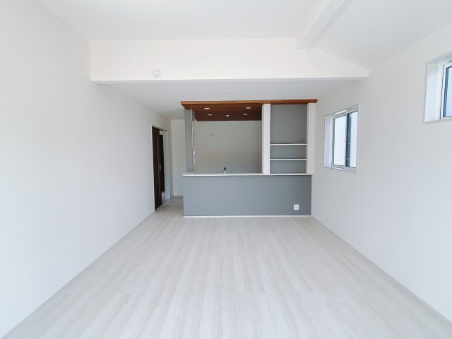 【新築戸建】高崎市新町の居間・リビング|ポカポカ日向ぼっこをしながらお昼寝をするのもいいですね♪明るいリビングに気分も晴れやかに♪