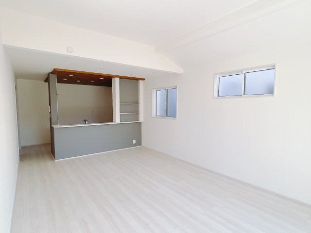 【新築戸建】高崎市新町の居間・リビング|これから長く住むお家のリビングには毎日気持ちのいい日差しが差し込みます。ポカポカ日向ぼっこをしながらお昼寝をするのもいいですね♪明るいリビングに気分も晴れやかに♪