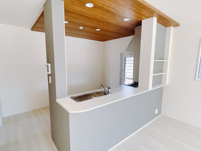 【新築戸建】高崎市新町のキッチン|お料理をしながらお部屋を見渡せることができる対面キッチンを採用。コミュニケーションがとりやすく、家族の絆が深まります。今日の出来事をおしゃべりしながら楽しい時間をお過ごしください♪