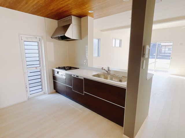 【新築戸建】高崎市新町のキッチン|お料理ができたら「これ運んで～♪」と手渡しが出来ます。対面キッチンなのでリビングと一体感があり、広々とした空間の中で楽しく食事やお菓子作りが出来ますね♪