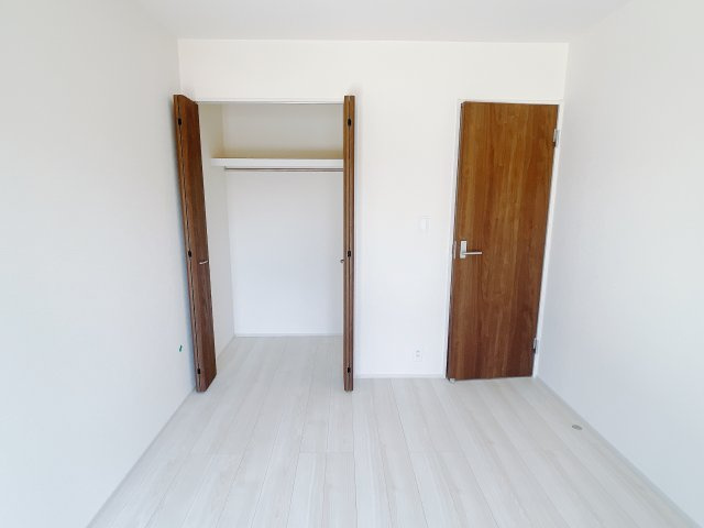 【新築戸建】高崎市新町の洋室|ママ友が来ても子供達には子供部屋で遊んでいてもらうことができます。ママ達はリビングで楽しくおしゃべりに華を咲かせながら気兼ねなく盛り上がれます♪