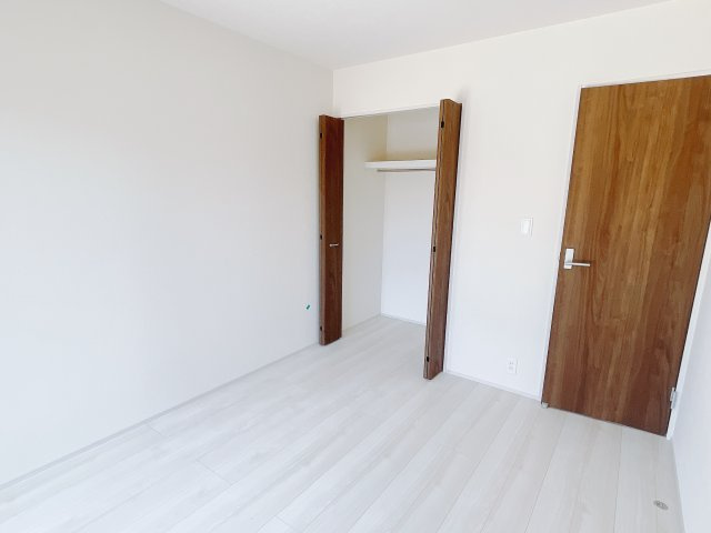 【新築戸建】高崎市新町の洋室|子供部屋のメリットは「自立心を養うことができる」「自分で整理整頓できるようになる」そして、お子様が成長した際には「プライバシーを確保できる」といい事だらけ♪