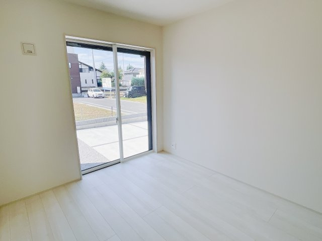 【新築戸建】高崎市新町の洋室|「今日も一日お疲れ様」とご夫婦でゆったりくつろげる寝室。毎日の家事やお仕事に疲れた日はフカフカのベットで癒されてください。テレビや本棚をおいても快適な広さなのが自慢のお部屋です♪